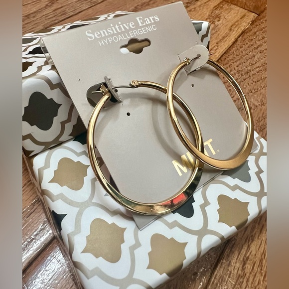 Hoop Earrings Gold NWT - Picture 5 of 6